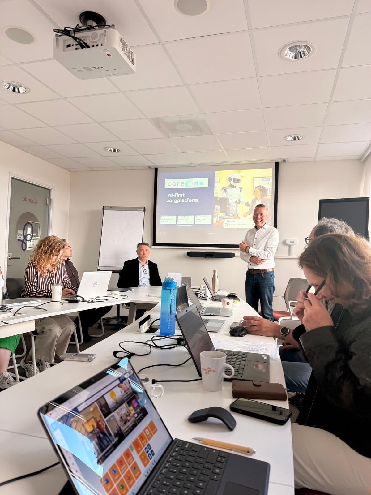 Jurgen Vos van Q-Consult Zorg presenteert het AI-first zorgplatform CareOns bij Valente